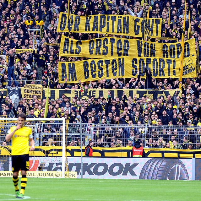 Mats Hummels vor einem Transparent. Mats Hummels vor einem Transparent.