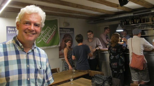Ein Mann mit weissen Haaren in einer Bar. Ein Mann mit weissen Haaren in einer Bar.