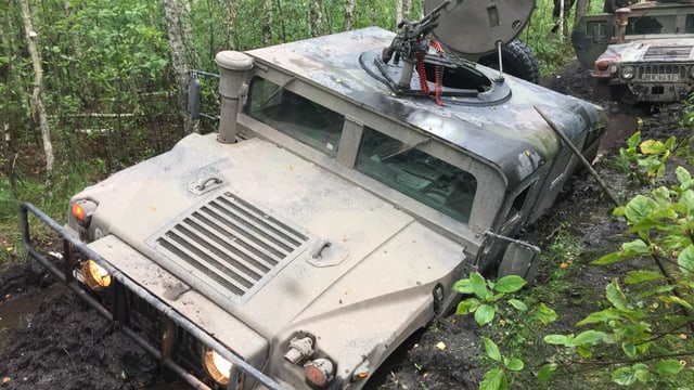 Zwei litauische Militärjeeps stecken im Morast. Zwei litauische Militärjeeps stecken im Morast.