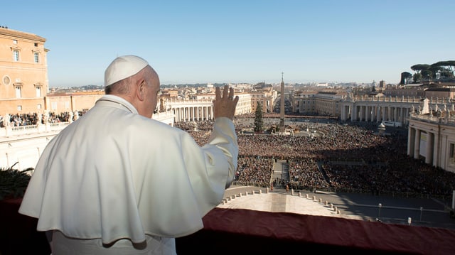 Papst auf Loggia von hinten Papst auf Loggia von hinten