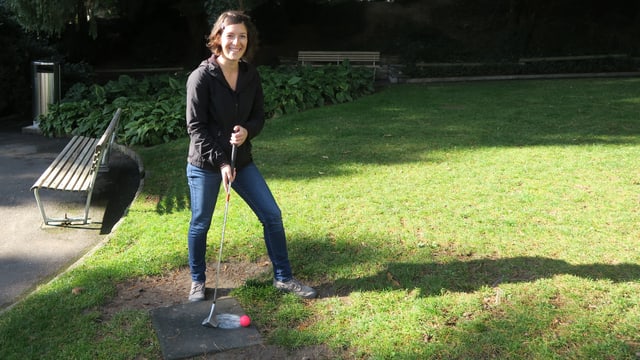 Céline Curty mit Golfschläger Céline Curty mit Golfschläger