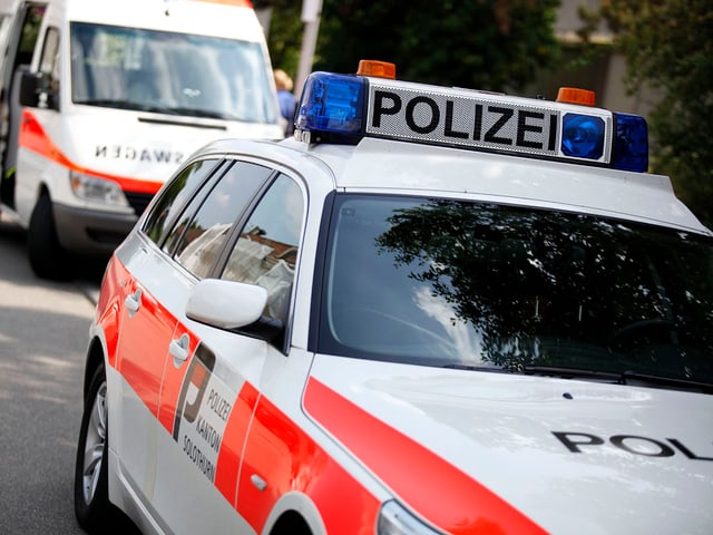 Zwei Polizeifahrzeuge stehen hintereinander Zwei Polizeifahrzeuge stehen hintereinander
