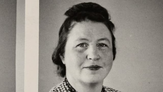 Schwarzweisses Porträtbild von Aina Aalto. Schwarzweisses Porträtbild von Aina Aalto.