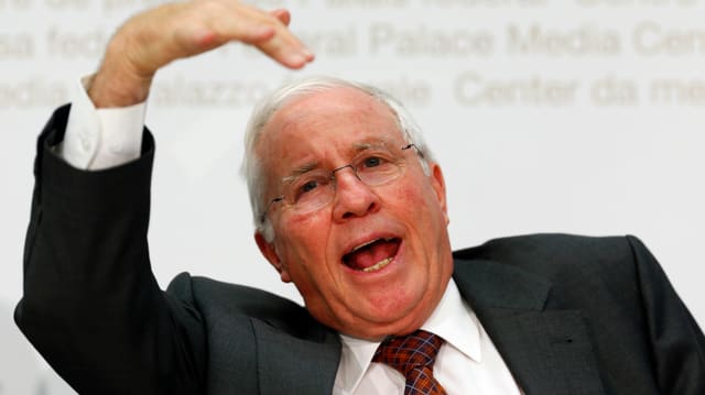 Blocher gestikuliert. Blocher gestikuliert.