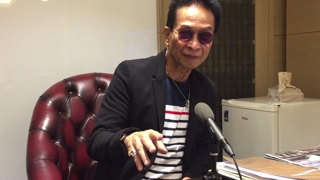 Panelo mit rosa Spiegelbrille beim Interview mit SRF. Panelo mit rosa Spiegelbrille beim Interview mit SRF.