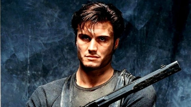 Dolph Lundgren posiert als Punisher mit einer langen Schusswaffe für den gleichnamigen Film. Dolph Lundgren posiert als Punisher mit einer langen Schusswaffe für den gleichnamigen Film.
