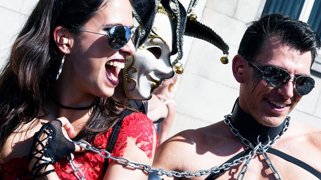 Drei kostümierte Streetparade-Besucher. Drei kostümierte Streetparade-Besucher.