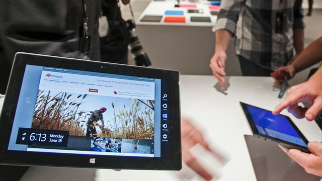 Ein Tablet auf einem Tisch, ein Mann welcher ein Tablet bedient. Ein Tablet auf einem Tisch, ein Mann welcher ein Tablet bedient.