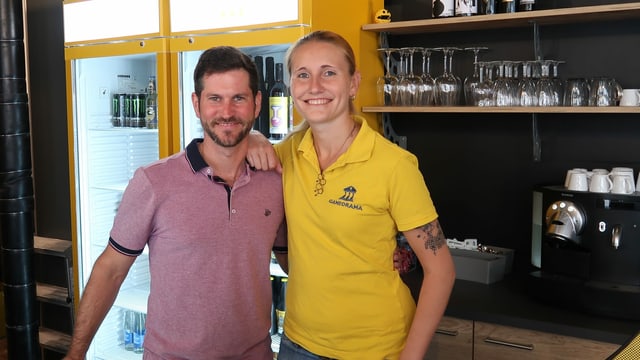 Ein Mann und eine Frau in bunten Shirts, sie sind in der Bar des Gameorama in Luzern. Ein Mann und eine Frau in bunten Shirts, sie sind in der Bar des Gameorama in Luzern.