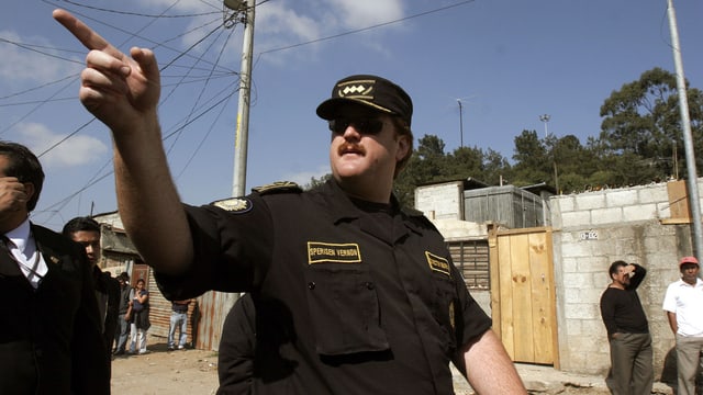 Sperisen in Uniform, er zeigt auf etwas. Sperisen in Uniform, er zeigt auf etwas.