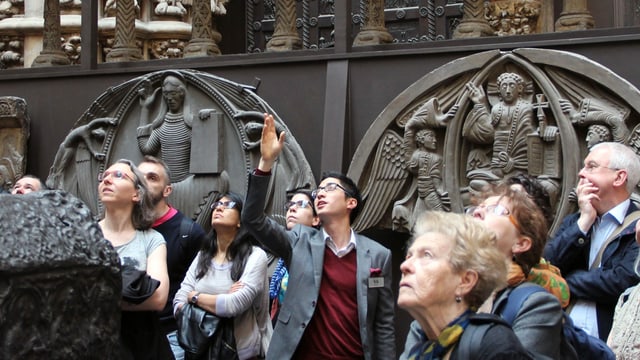 Ein Mann im Jackett zeigt einer Gruppe älterer Menschen Kunst im Victoria & Albert Museum in London. Ein Mann im Jackett zeigt einer Gruppe älterer Menschen Kunst im Victoria & Albert Museum in London.