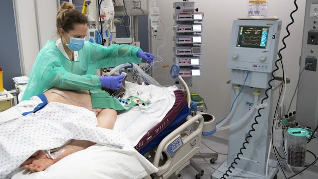 Covid-Patient und Pflegefrau Covid-Patient und Pflegefrau