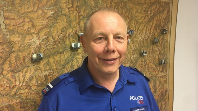 Eduard Gabathuler da la polizia chantunala ha accumpagnà il project da surdar transports grevs a privats. Eduard Gabathuler da la polizia chantunala ha accumpagnà il project da surdar transports grevs a privats.