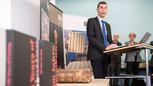 CEO Martin Buyle mit einer Zwingli-Bibel. CEO Martin Buyle mit einer Zwingli-Bibel.