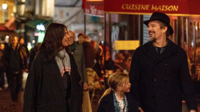 Ethan Hawke und Juliette Binoche auf einer französischen Strasse. Ethan Hawke und Juliette Binoche auf einer französischen Strasse.