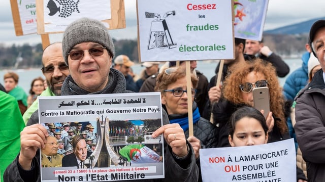 Demonstranten gegen Bouteflika in Genf. Demonstranten gegen Bouteflika in Genf.