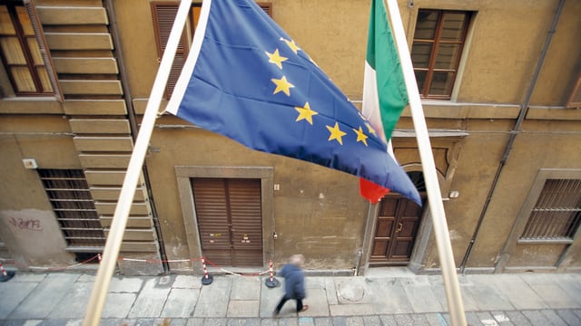EU- und Italien-Fahne. EU- und Italien-Fahne.