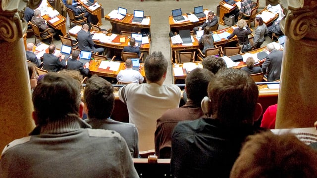 Blick über die Köpfe von Zuschauern in den Nationalratssaal. Blick über die Köpfe von Zuschauern in den Nationalratssaal.
