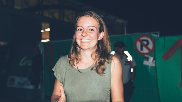 Die von Green Day mit einer Gitarre beschenkte Leandra Gallati aus Volketswil ZH. Die von Green Day mit einer Gitarre beschenkte Leandra Gallati aus Volketswil ZH.