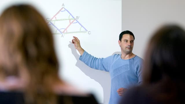 Ein Lehrer im Unterricht. Ein Lehrer im Unterricht.