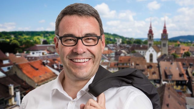 Lachender Mann mit weissem Hemd und Brille vor Winterthur Lachender Mann mit weissem Hemd und Brille vor Winterthur