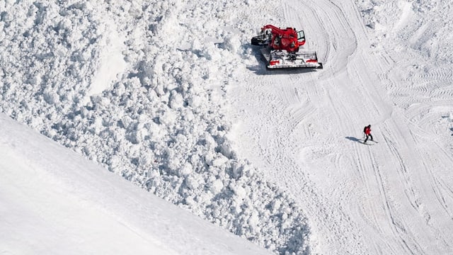 Schnee, Fahrzeug und Skifahrer Schnee, Fahrzeug und Skifahrer
