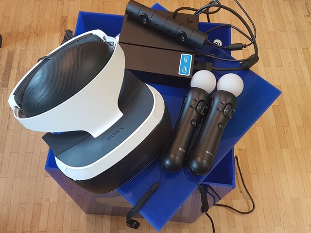 Headset, Kabelsalat und Brille sind im Standardpaket inbegriffen. Kamera und Moves muss man sich dazukaufen. Headset, Kabelsalat und Brille sind im Standardpaket inbegriffen. Kamera und Moves muss man sich dazukaufen.