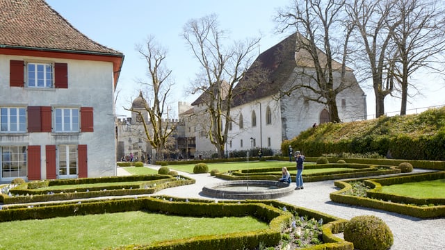 2 alte Häuser mit einem schönen Garten im Vordergrund 2 alte Häuser mit einem schönen Garten im Vordergrund