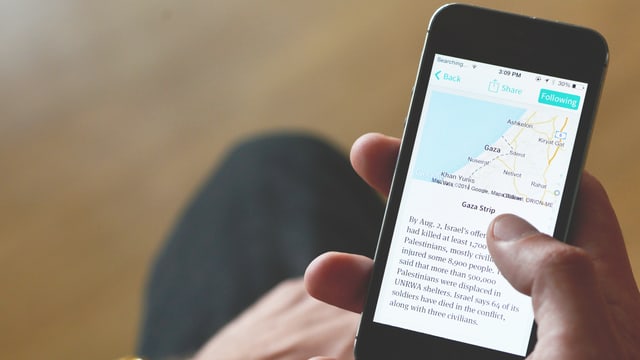Eine Person sieht sich auf einem Handy-Bildschirm eine Geschichte des News-Start-ups «Circa» an. Eine Person sieht sich auf einem Handy-Bildschirm eine Geschichte des News-Start-ups «Circa» an.