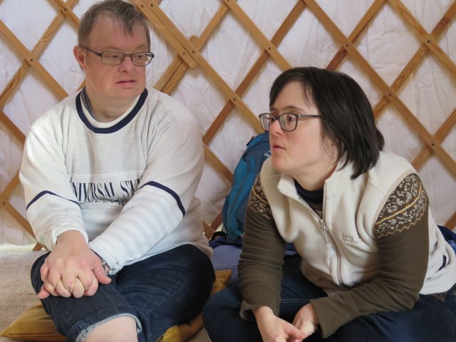 Ein Mann und eine Frau im Gespräch Ein Mann und eine Frau im Gespräch