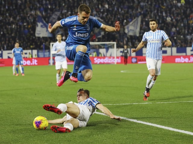 Juventus' Aaron Ramsey überspringt einen Gegenspieler