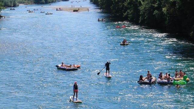 Mehrere Boote trieben am Samstag bei Belp die Aare hinunter. Mehrere Boote trieben am Samstag bei Belp die Aare hinunter.