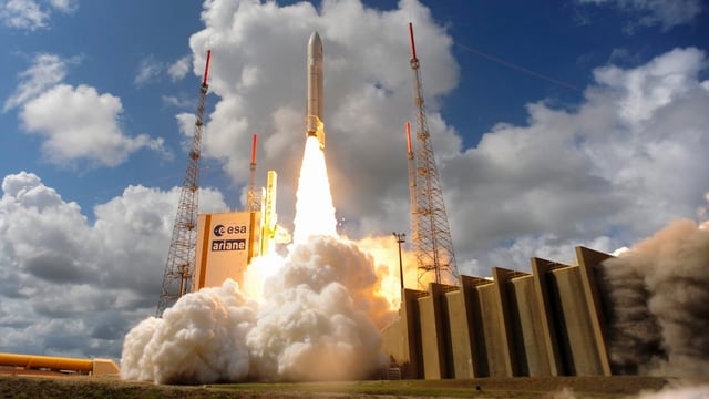 Eine Ariane 5 startet im November 2016 vom Weltraumbahnhof Kourou in Französisch-Guayana. Eine Ariane 5 startet im November 2016 vom Weltraumbahnhof Kourou in Französisch-Guayana.