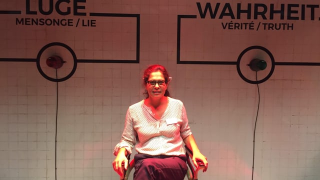 Frau auf einem Stuhl. An der Wand hinter ihr steht "Lüge" und "Wahrheit". Frau auf einem Stuhl. An der Wand hinter ihr steht "Lüge" und "Wahrheit".