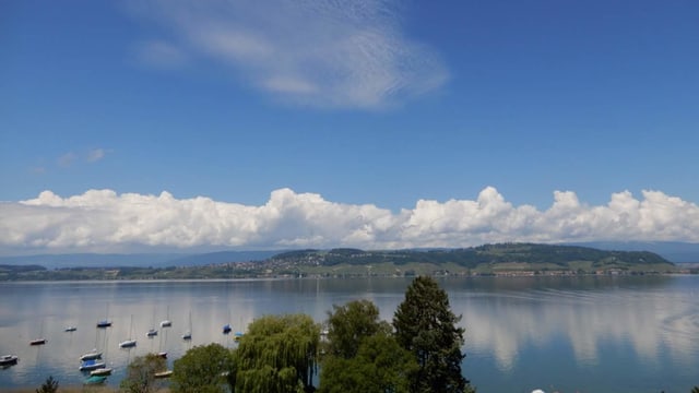 Blick über den Murtensee bis zum Mont Vully, dahinter die Jurakette. Blick über den Murtensee bis zum Mont Vully, dahinter die Jurakette.