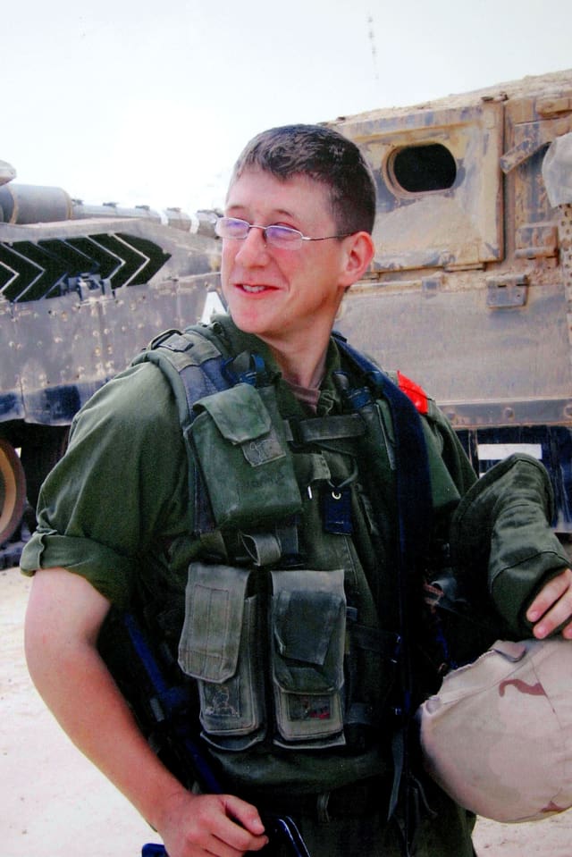 Junger Mann in Militäruniform. Junger Mann in Militäruniform.