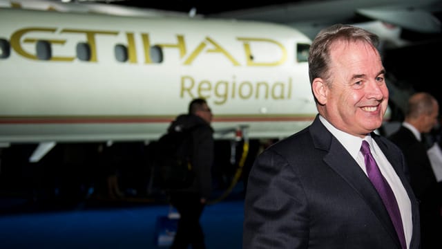 Hogan vor Etihad-Flugzeug. Hogan vor Etihad-Flugzeug.