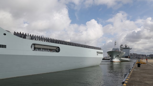 Zwei grosse Schiffe verlassen einen Hafen. Zwei grosse Schiffe verlassen einen Hafen.