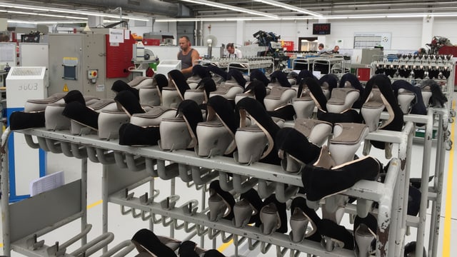 Blick in einen Raum einer Schuhfabrik Blick in einen Raum einer Schuhfabrik