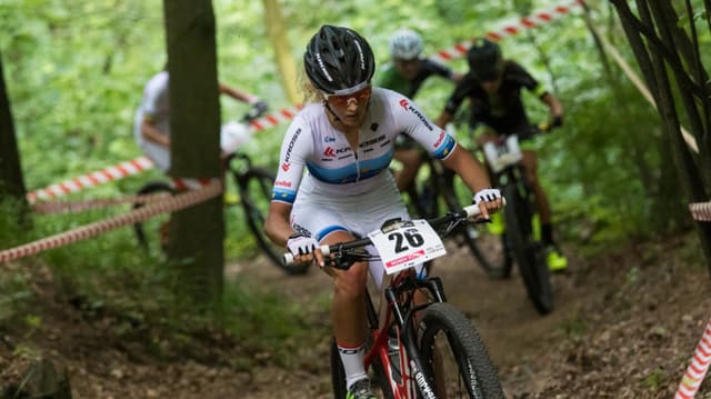 Jolanda Neff fährt durch den Wald. Jolanda Neff fährt durch den Wald.