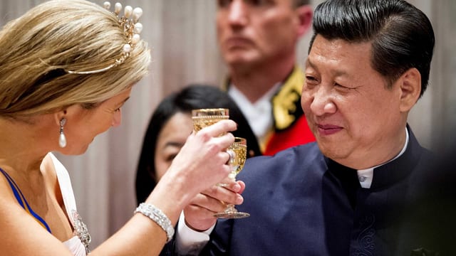 Màxima, Königin der Niederlande, und Xi Jinping. Màxima, Königin der Niederlande, und Xi Jinping.