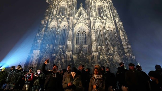 Kölner Dom mit Menschen davor. Kölner Dom mit Menschen davor.