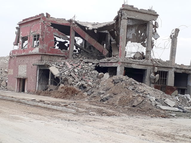 Ein Haus in Trümmern, rote Backsteine Ein Haus in Trümmern, rote Backsteine