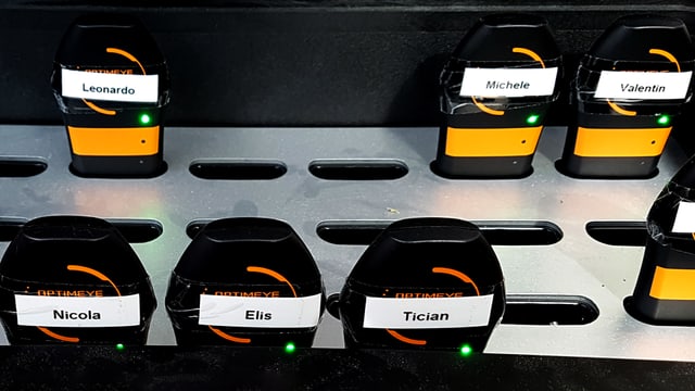 Ein Koffer mit sauber aufgereihten GPS-Trackern, die am Aufladen sind. Ein Koffer mit sauber aufgereihten GPS-Trackern, die am Aufladen sind.
