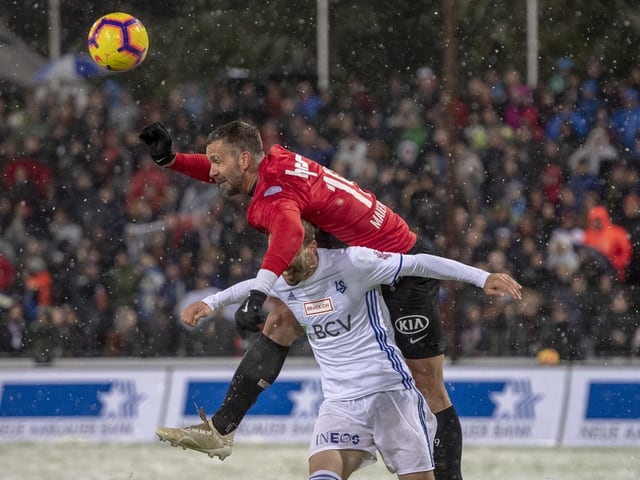 Fussballspieler im Zweikampf Fussballspieler im Zweikampf