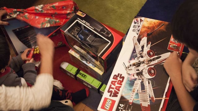 Kinder beim Geschenke auspacken. Kinder beim Geschenke auspacken.