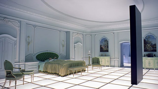 Szene aus «2001 – A Space Odyssey» mit dem rätselhaften, schwarzen Monolith im weissen Zimmer. Szene aus «2001 – A Space Odyssey» mit dem rätselhaften, schwarzen Monolith im weissen Zimmer.