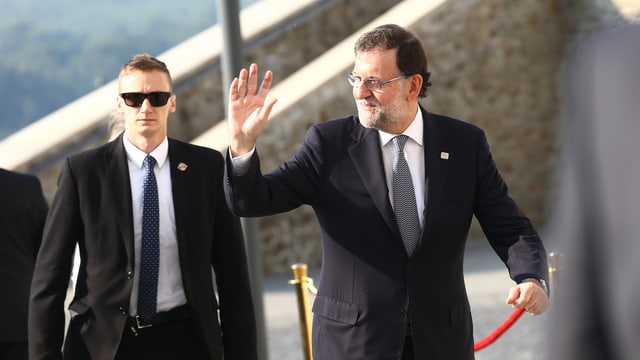 Mariano Rajoy winkt.
