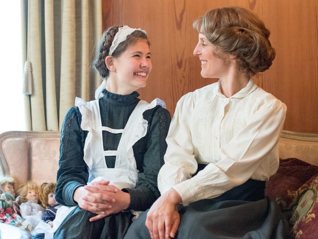 Lisa-Maria D'Ercole und Aniko Donath sitzend auf Sofa in Villa