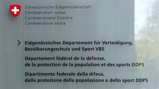 L'inscripziun da l'isch dal VBS en tudestg, franzos e talian. L'inscripziun da l'isch dal VBS en tudestg, franzos e talian.